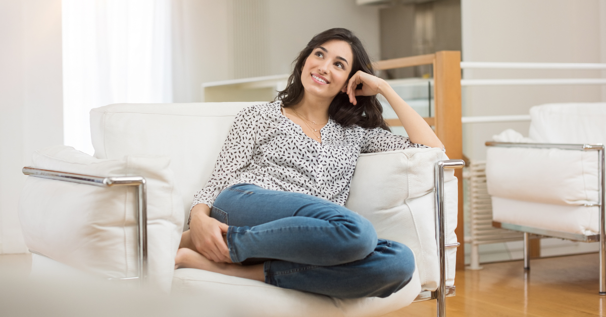 Žena sníva o ideálnom partnerovi, symbolizujúc romantizovanie potenciálu a rozdiel medzi predstavou a realitou vo vzťahu.